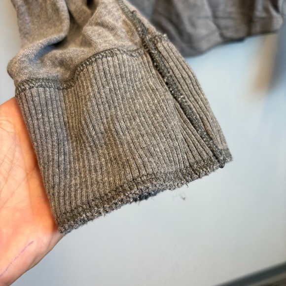 Abercrombie & Fitch Large Top Muscle Gray Long Sleeve - Picture 7 of 12